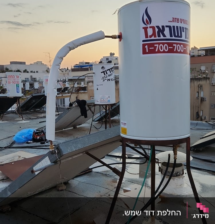 דוד שמש על גג עם צינורות וחיבורים